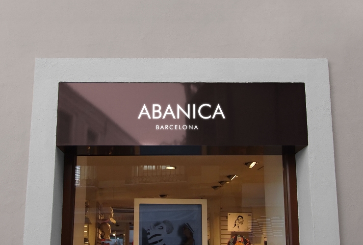 Instalación rótulo abanica Barcelona